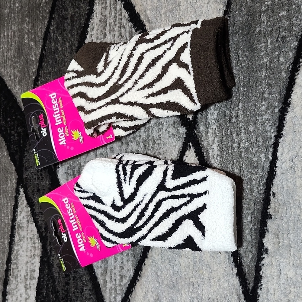 AIRPLUS 2- ZEBRA PRINT ALOE & VITAMIN E INFUSED MOISTURIZING CREW SOCKS